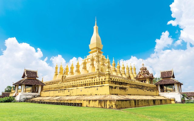 Laos-travel-landmark,-golden-pagoda-wat-Phra-That-Luang-in-Vientiane.-Buddhist-temple