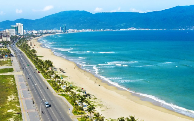 Danang-beach-stretching-nearly-60km-(usually-located-in-the-resort-of-Da-Nang)_fivebest_tropicallife